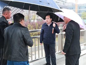 商丘市城市管理局党组书记、局长李长领冒雨调研城市防汛工作