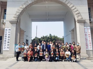 商丘市教育体育局举行“巾帼之花与美丽同行”插花活动