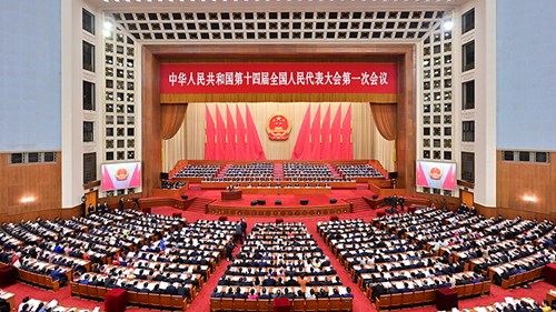 十四届全国人大一次会议举行第二次全体会议 习近平等在主席台就座