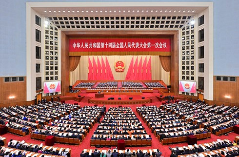 十四届全国人大一次会议举行第二次全体会议 习近平等在主席台就座