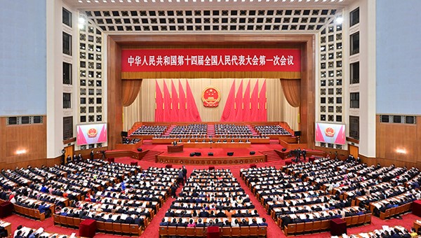 十四届全国人大一次会议举行第二次全体会议 习近平等在主席台就座