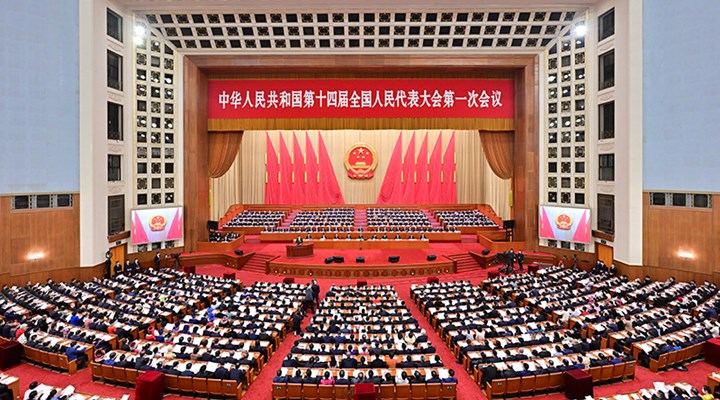 十四届全国人大一次会议举行第二次全体会议 习近平等在主席台就座